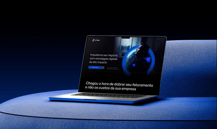 Site da Atrien exibido em um notebook sobre um puff azul