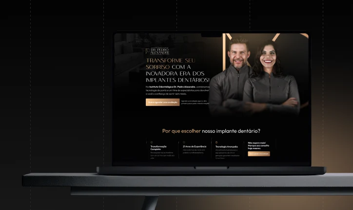 Landing page do Dr. Pedro Alexandre sobre implantes dentários exibida em um notebook, fundo escuro e tipografia dourada
